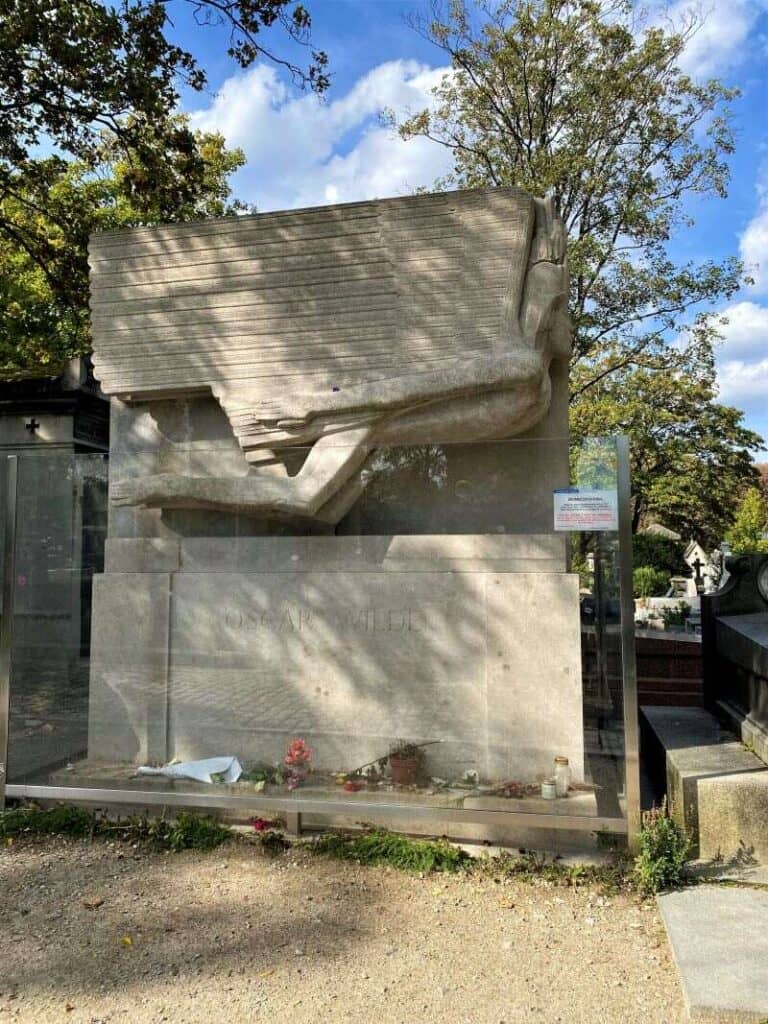 Oscar Wilde tomb in Père Lachaise Cemetery