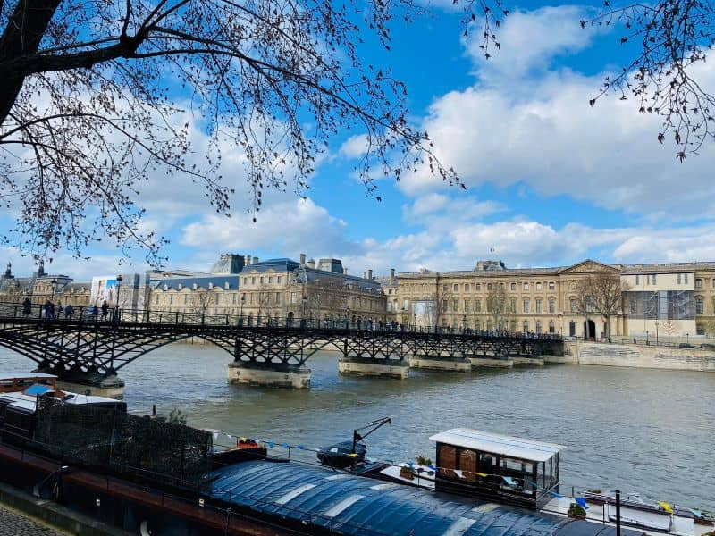 puente en parís en febrero